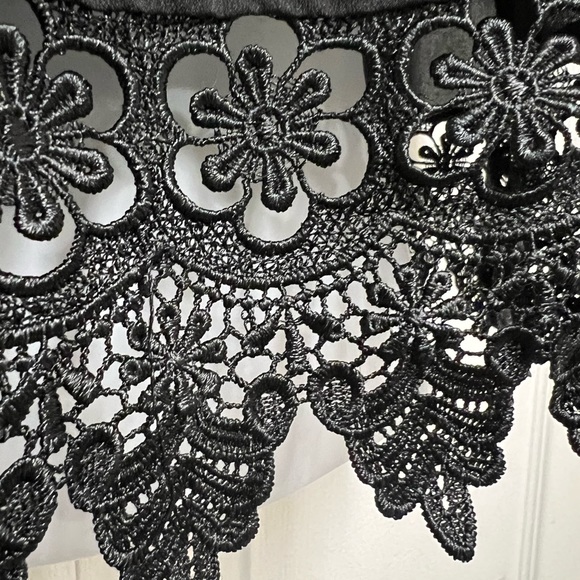 Monteau Los Angeles Black Lace Crop Tank - Picture 6 of 8